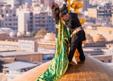 آیین تعویض پرچم گنبد منور امام رضا(ع)
