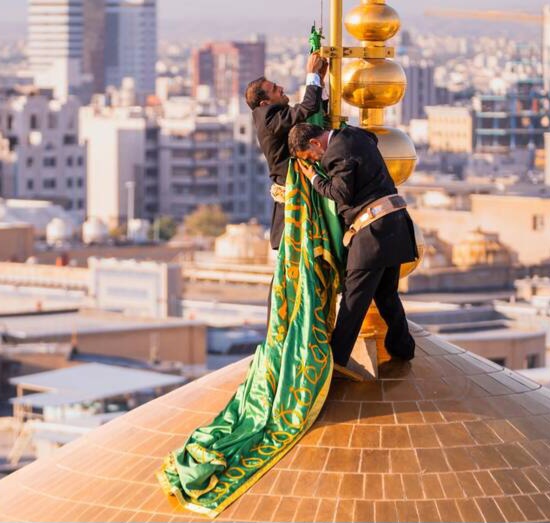 آیین تعویض پرچم گنبد منور امام رضا(ع)